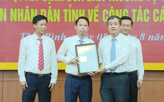 Bí thư Tỉnh ủy Thái Bình Ngô Đông Hải trao quyết định của Ban Thường vụ Tỉnh ủy cho tân Bí thư huyện Tiền Hải Nguyễn Xuân Khánh