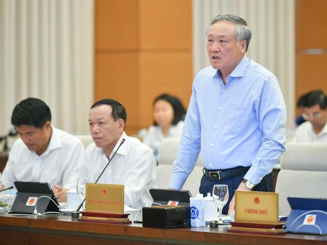 Chánh án Tòa án nhân dân Tối cao Nguyễn Hoà Bình phát biểu tại phiên họp.