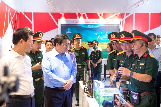 Thủ tướng Chính phủ Phạm Minh Chính xem các sản phẩm của Viettel.