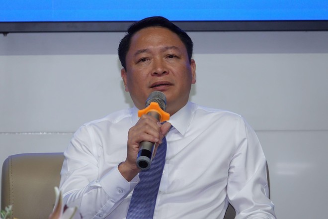 Ông Nguyễn Duy Giang, Phó Tổng giám đốc PV POWER thông tin với nhà đầu tư