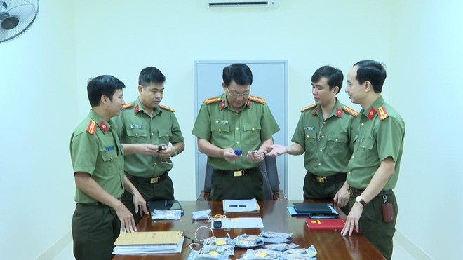 Đại tá Đào Quang Trường, Phó giám đốc Công an thành phố Hải Phòng, Thủ trưởng cơ quan An ninh điều tra kiểm tra tang vật.
