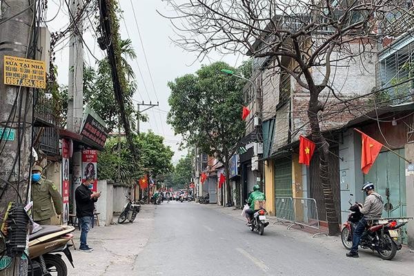 Lực lượng chức năng lập barie cách ly tại phường Xuân Phương, Nam Từ Liêm.