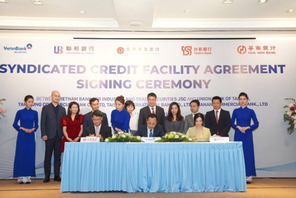 Ông Trần Phúc Vinh, quyền Tổng giám đốc VietinBank Securities ký hợp đồng vay hợp vốn với đại diện 4 ngân hàng