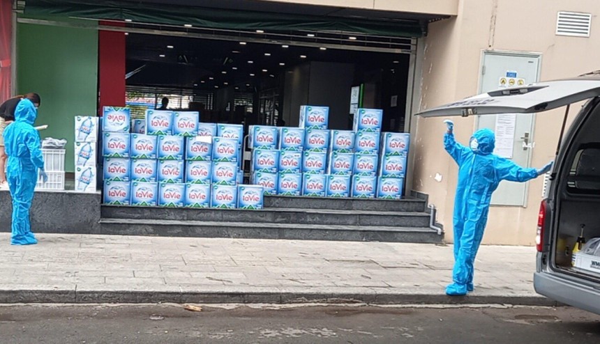 La Vie hỗ trợ nước uống đến Bệnh viện dã chiến số 5 Thuận Kiều Plaza