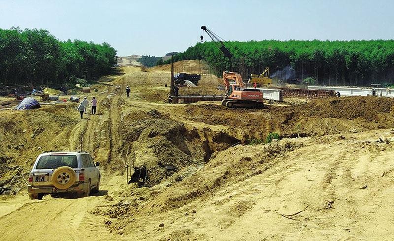 Thi công đoạn cao tốc Cam Lộ - La Sơn. Ảnh: Đức Thanh