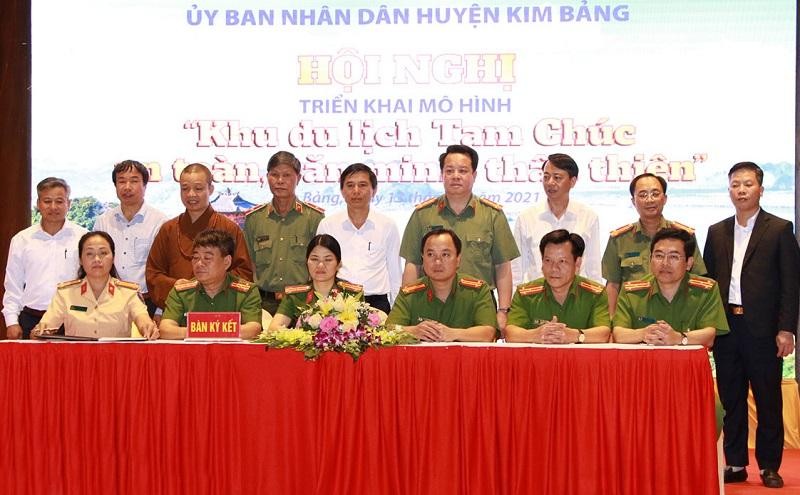 Đại diện các đơn vị ký giao ước phối hợp xây dựng Khu du lịch Tam Chúc bảo đảm an toàn, văn minh, thân thiện.