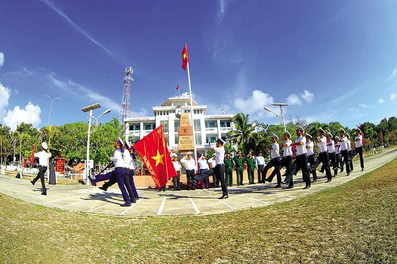Lễ chào cờ tại đảo Song Tử Tây. Ảnh: H.H