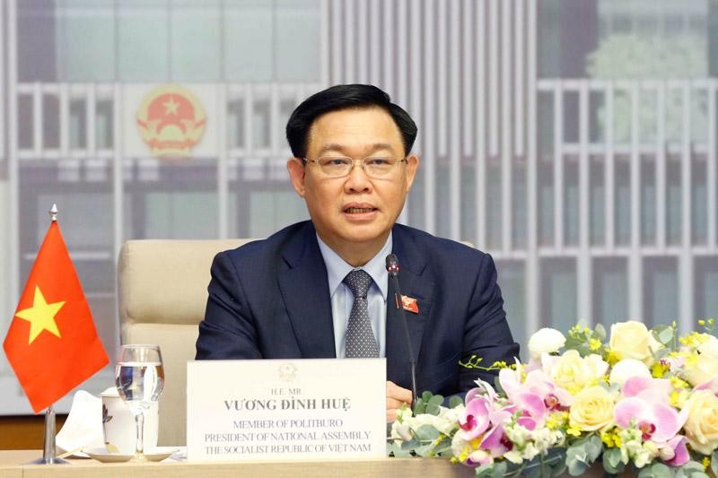 Chủ tịch Quốc hội Vương Đình Huệ hội đàm trực tuyến với Chủ tịch Hạ Viện Australia Tony Smith (Ảnh TTXVN)