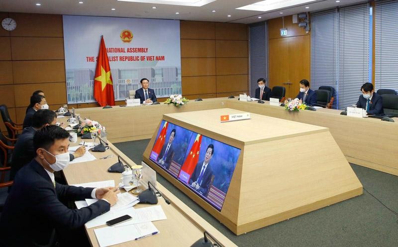 Chủ tịch Quốc hội Vương Đình Huệ tại đầu cầu Việt Nam (Ảnh - TTXVN)