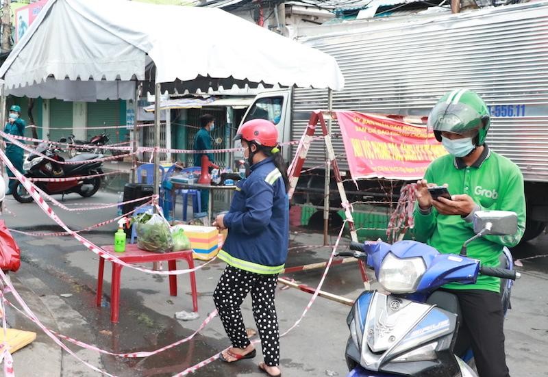 Xe chở thực phẩm cho siêu thị tại phường Tân Thuận Đông, quận 7 đang được thông suốt