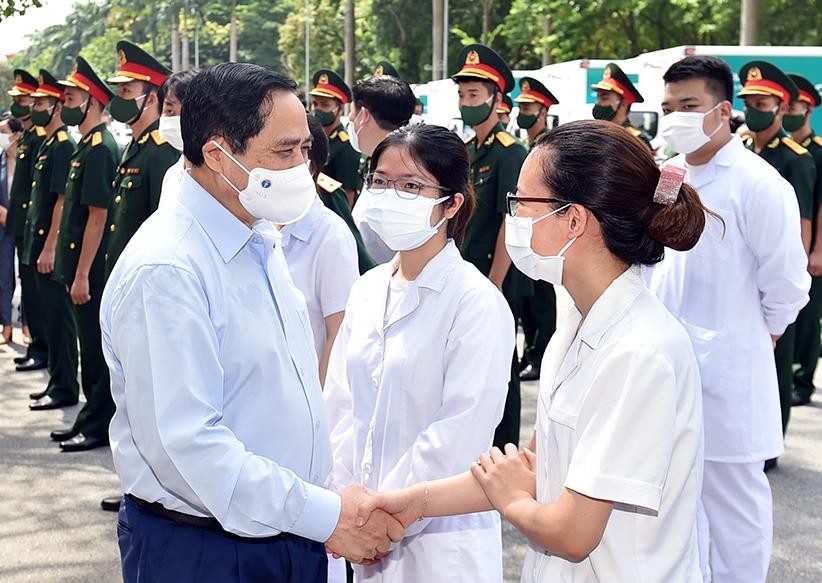 Thủ tướng Phạm Minh Chính động viên đội ngũ y bác sĩ tại lễ phát động chiến dịch tiêm chủng vaccine phòng chống COVID-19 trên toàn quốc, ngày 10/7 (Ảnh: VGP)