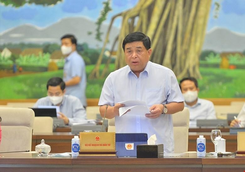 Bộ trưởng Bộ Kế hoạch và Đầu tư Nguyễn Chí Dũng báo cáo tại phiên họp.