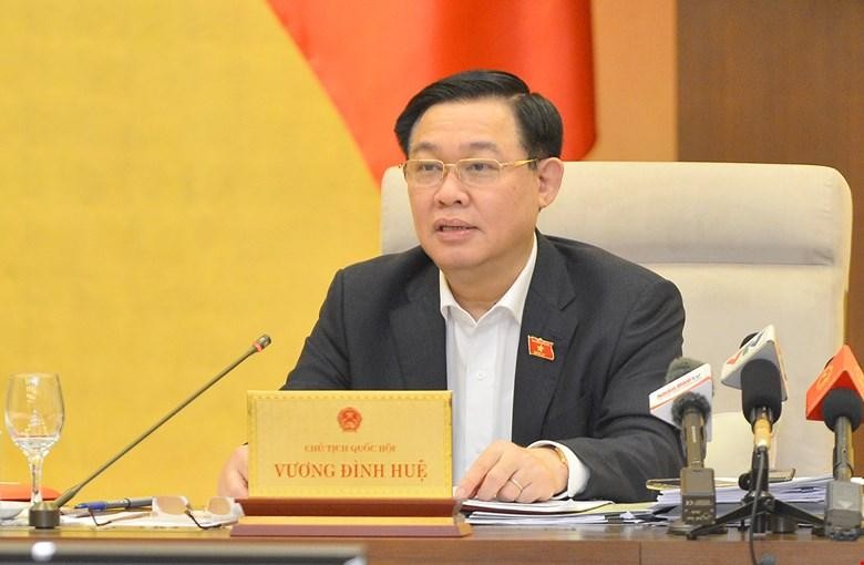 Chủ tịch Quốc hội Vương Đình Huệ phát biểu tại phiên họp.
