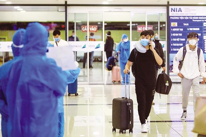 Hành khách trên chuyến bay thương mại đầu tiên từ TP.HCM ra Hà Nội sau thời gian giãn cách. Ảnh: Thảo Đạt