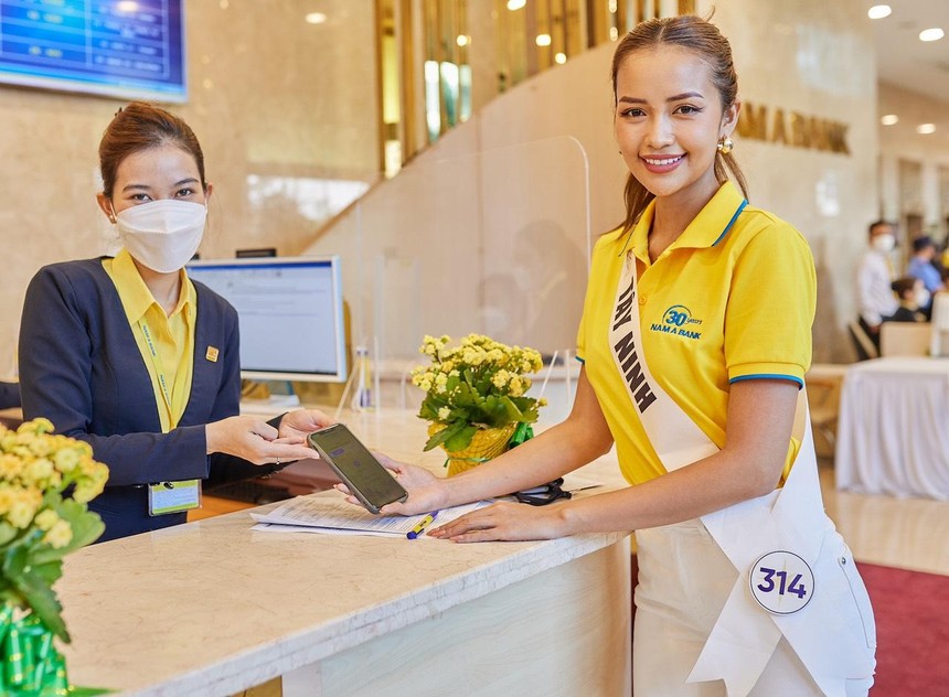 Nam A Bank trao thưởng cho tân hoa hậu hoàn vũ Việt Nam 2022