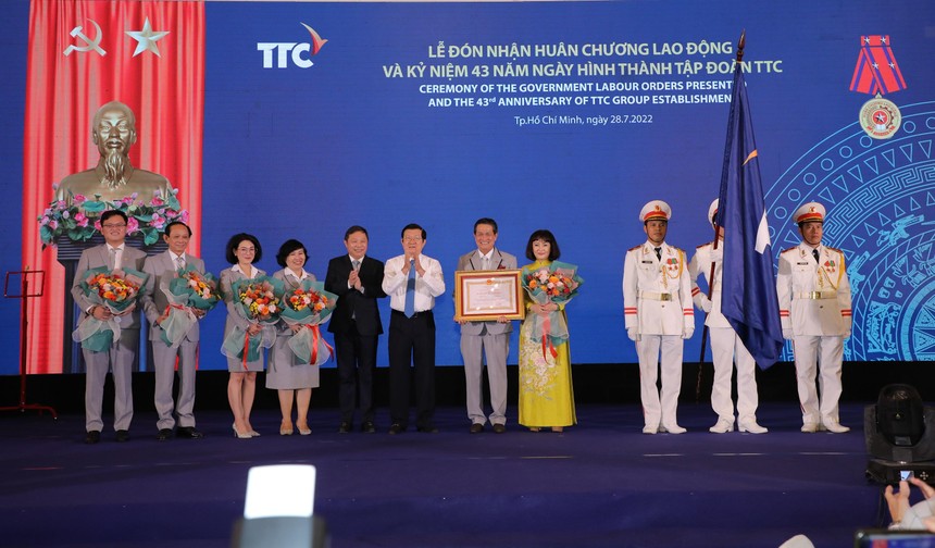 Đại diện Ban lãnh đạo Tập đoàn TTC đón nhận Huân chương Lao động hạng Ba vì những thành tích xuất sắc trong hoạt động sản xuất kinh doanh, đóng góp từ thiện xã hội, góp phần vào sự nghiệp xây dựng chủ nghĩa xã hội và bảo vệ Tổ quốc