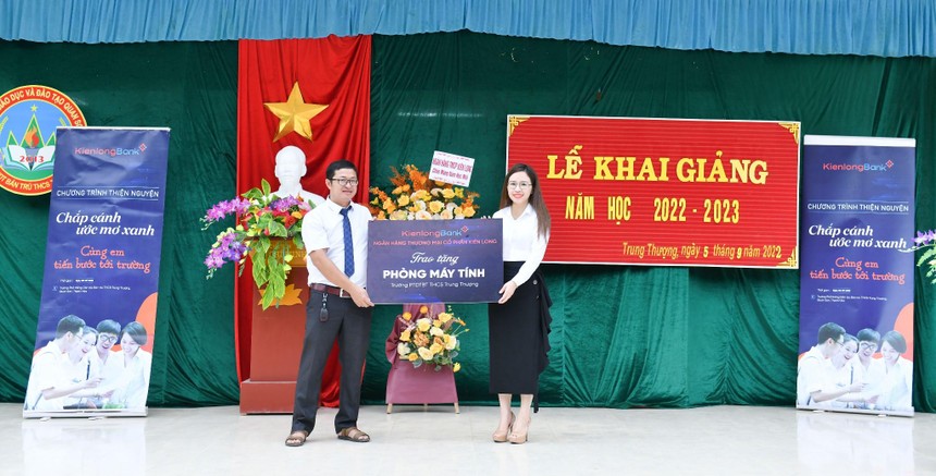 Bà Trần Thị Thu Hằng - Chủ tịch HĐQT Ngân hàng Kiên Long đại diện trao tặng Phòng máy tính cho Ban Lãnh đạo trường PTDTBT THCS Trung Thượng