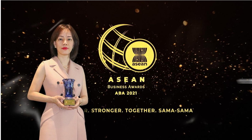 Bà Ngô Thị Thùy Linh, Chủ tịch hội HĐQT Smart Invest nhận giải thưởng ABA 2021 hạng mục Nữ doanh nhân tiêu biểu.