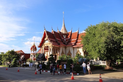 Du khách tại đền Chalong, Phuket, Thái Lan. Ảnh: Panu Wongcha-um.