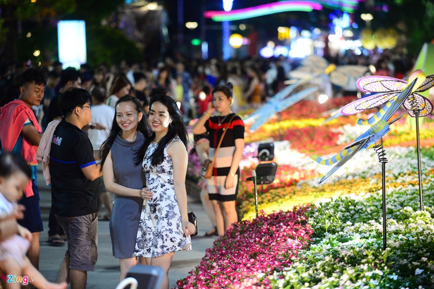 Hàng nghìn người đổ về đường hoa Nguyễn Huệ trong đêm khai mạc