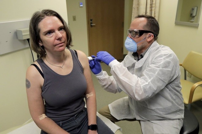 Jennifer Haller (trái) là 1 trong 4 tình nguyện viên được tiêm vaccine chống chủng virus corona mới tại Mỹ. Ảnh: AP.