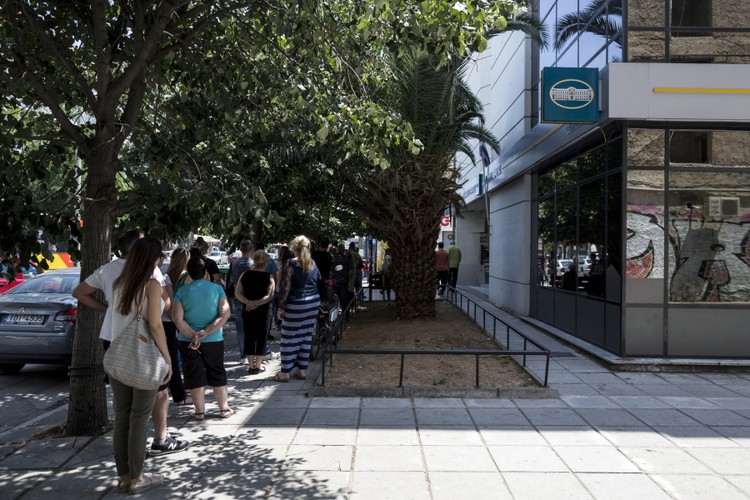 Người dân Hy Lạp xếp hàng để rút tiền từ ATM