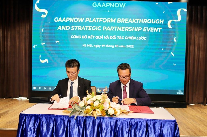 Ông Đằng Hà Lâm, CEO Gaapnow và ông Mai Tuấn Linh, Chủ tịch HĐQT CTCP tập đoàn đầu tư phát triển Bất động sản Tài Phát Lộc kí kết thoả thuận hợp tác.