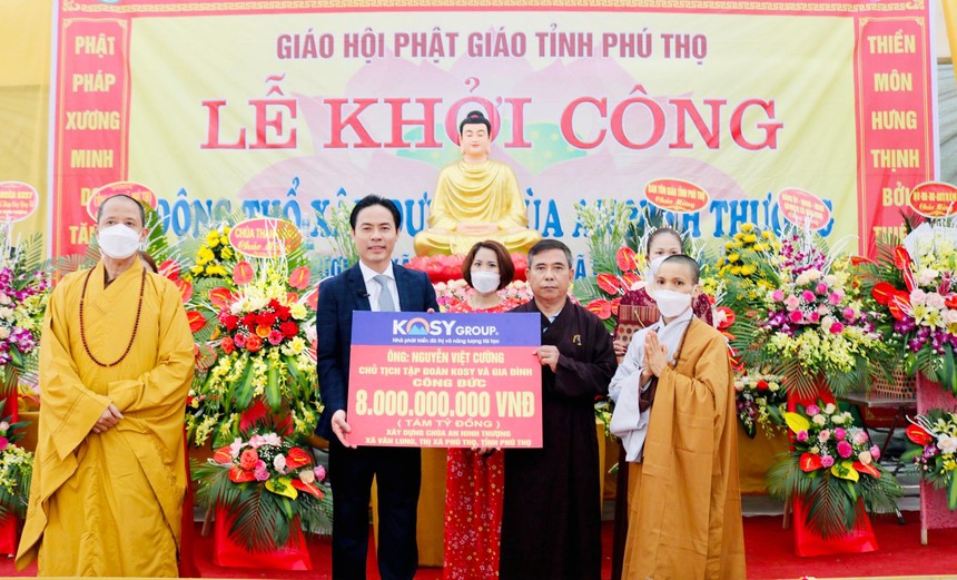Ông Nguyễn Việt cường - Chủ tịch Tập đoàn Kosy và gia đình công đức 8 tỷ đồng xây dựng chùa An Ninh Thượng. 