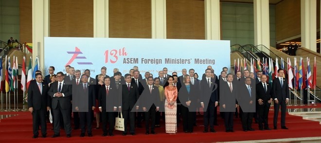 Phó Thủ tướng, Bộ trưởng Ngoại giao Phạm Bình Minh (hàng đầu, thứ tư từ trái sang) và các Trưởng đoàn chụp ảnh chung.