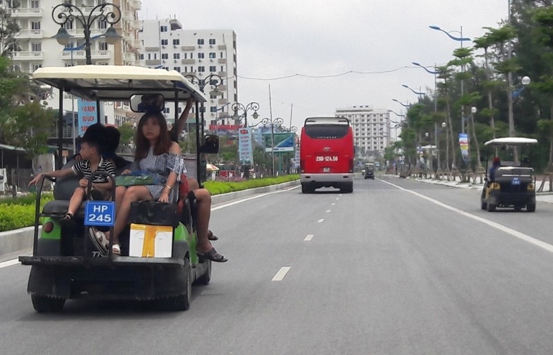 Xe điện chở khách du lịch lưu hành trên đường Hồ Xuân Hương, TP Sầm Sơn (Ảnh: Internet).