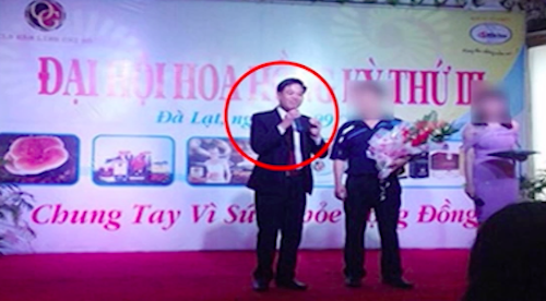 Bị can Nguyễn Thế Anh (bìa trái) trong một hoạt động của công ty. Ảnh chụp màn hình. 
