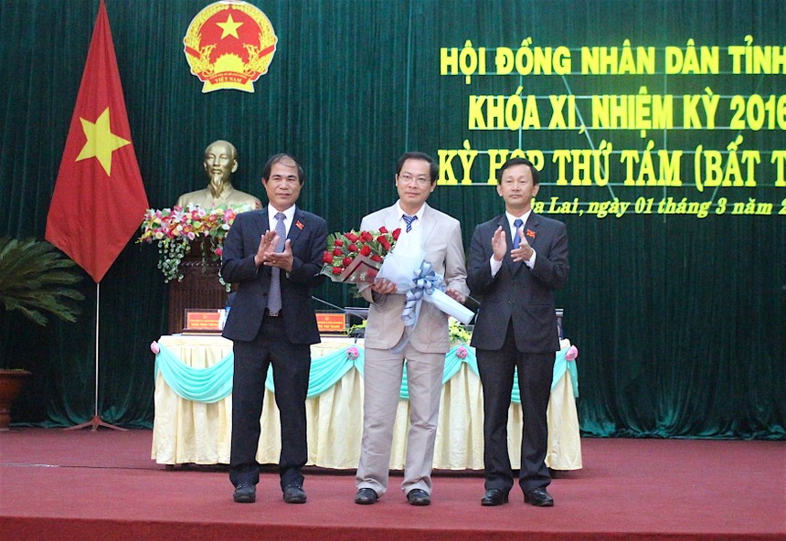 Lãnh đạo tỉnh Gia Lai chúc mừng ông Đỗ Tiến Đông.