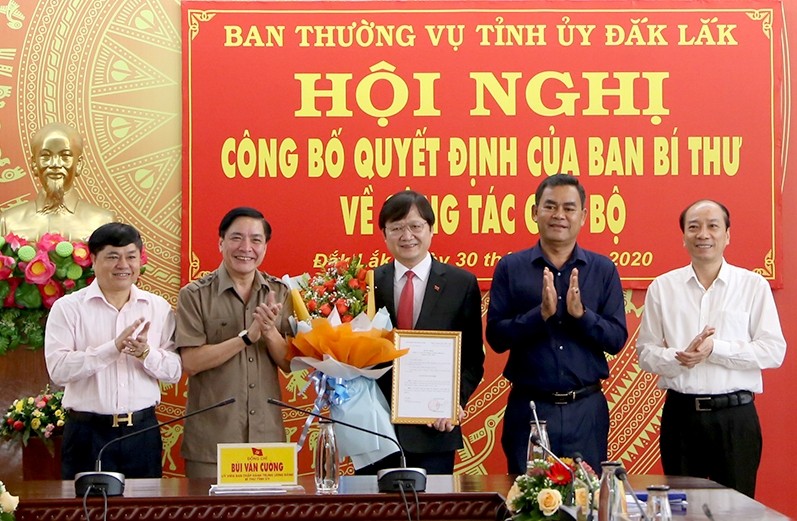 Thường trực Tỉnh ủy Đắk Lắk trao quyết định và chúc mừng đồng chí Nguyễn Hoài Dương.
