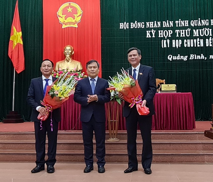 Bí thư Tỉnh ủy Quảng Bình Vũ Đại Thắng (giữa) tặng hoa chúc mừng tân Chủ tịch UBND tỉnh (phải) và tân Chủ tịch HĐND tỉnh Quảng Bình (trái).