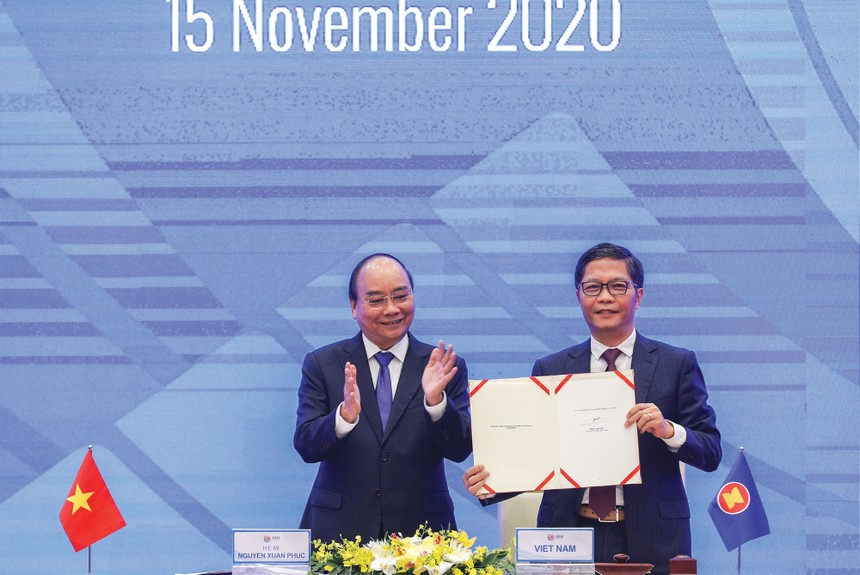 Bộ trưởng Bộ Công thương Trần Tuấn Anh ký kết RCEP với sự chứng kiến của Thủ tướng Chính phủ Nguyễn Xuân Phúc. Ảnh: Đức Thanh.