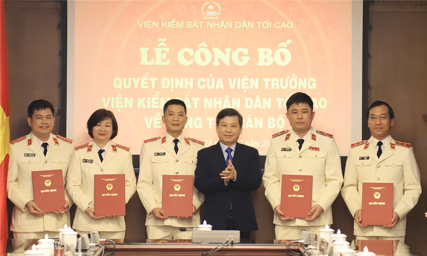 Viện trưởng VKSND tối cao Lê Minh Trí trao quyết định và chúc mừng các cán bộ được điều động, bổ nhiệm giữ chức vụ mới.