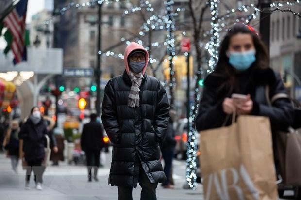 Người dân đeo khẩu trang phòng lây nhiễm COVID-19 tại New York, Mỹ, ngày 5/1/2021. (Ảnh: THX/TTXVN).