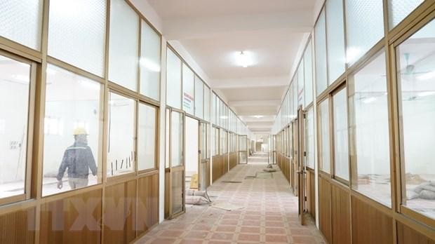 Dãy nhà 3 tầng Trung tâm thực hành thực nghiệm - Trường Đại học Sao Đỏ (thành phố Chí Linh) có một số hạng mục xuống cấp đang được cải tạo, sửa chữa để đáp ứng tiêu chuẩn của một cơ sở điều trị bệnh nhân COVID-19. (Ảnh: TTXVN phát).