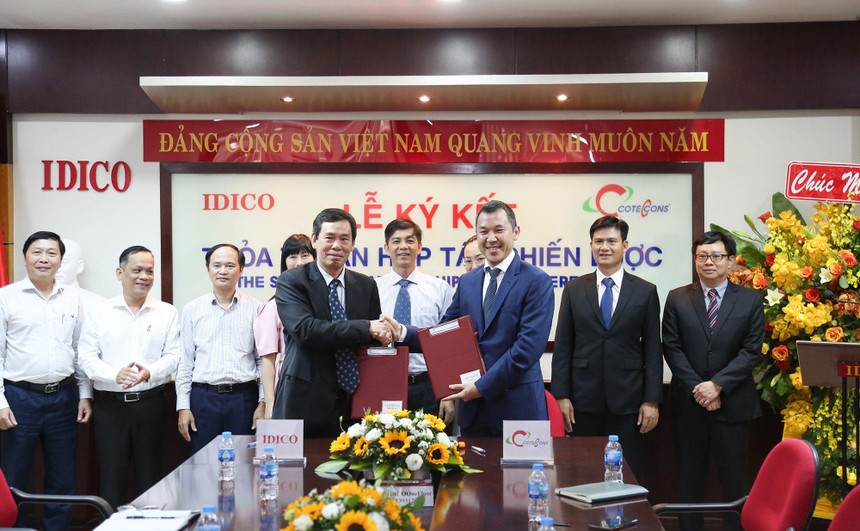 Ông Đặng Chính Trung, Tổng giám đốc IDICO và ông Bolat Duisenov - Chủ tịch HĐQT Coteccons ký vào biên bản hợp tác chiến lược.