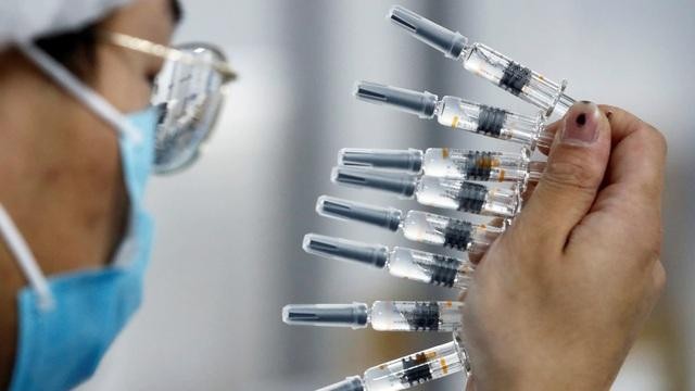 Một nhân viên kiểm tra chất lượng vắc xin Covid-19 của công ty Sinovac. (Ảnh: Reuters).