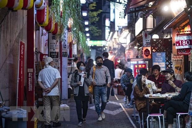 Người dân đeo khẩu trang phòng dịch COVID-19 tại Tokyo, Nhật Bản. (Ảnh: AFP/TTXVN).