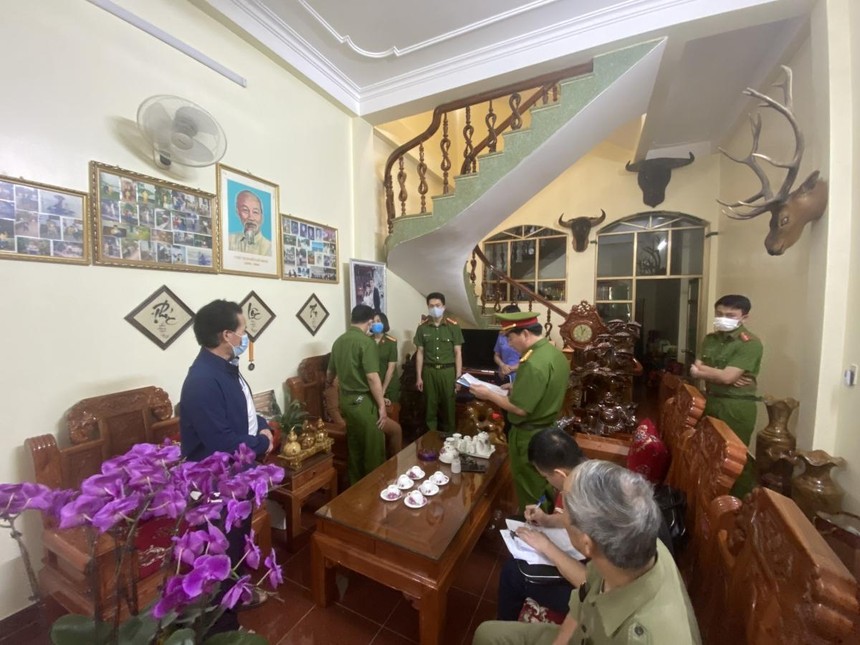 Cơ quan công an đọc lệnh bắt bà Nguyễn Thị Kim An.
