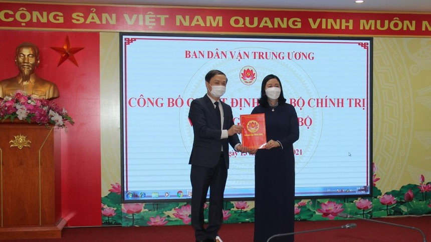 Bà Bùi Thị Minh Hoài trao quyết định cho ông Phạm Tất Thắng.