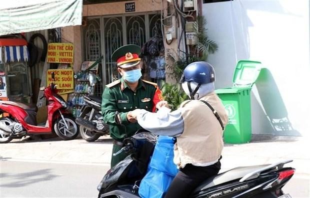Cán bộ, chiến sỹ Bộ Tư lệnh Thành phố Hồ Chí Minh tham gia công tác kiểm soát thực hiện Chỉ thị 16 trên địa bàn Thành phố. (Ảnh: Xuân Khu/TTXVN).