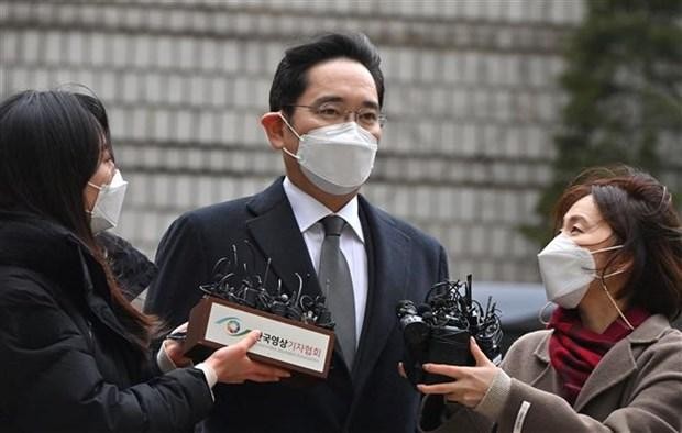 Phó Chủ tịch đồng thời là "người thừa kế" tập đoàn Samsung, ông Lee Jae-yong (giữa), tới tòa án tại Seoul (Hàn Quốc), ngày 18/1/2021. (Ảnh: AFP/ TTXVN).
