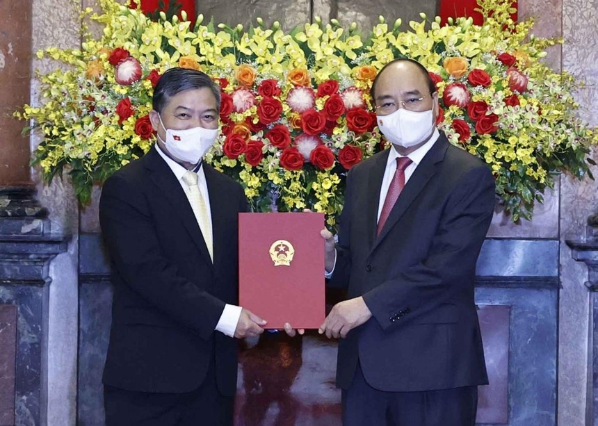 Chủ tịch nước Nguyễn Xuân Phúc trao Quyết định bổ nhiệm Đại sứ Đặc mệnh toàn quyền Việt Nam tại Campuchia cho đồng chí Nguyễn Huy Tăng.