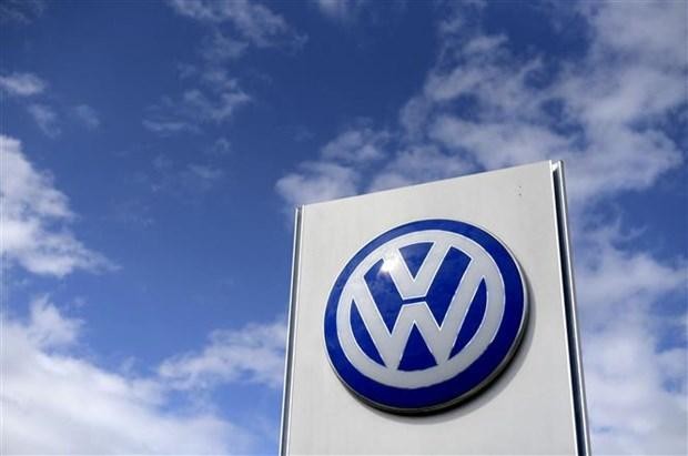 Biểu tượng Volkswagen tại một đại lý của hãng này ở Hamm (Đức). (Ảnh: AFP/TTXVN).