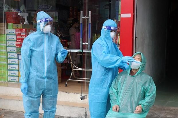 Nhân viên y tế lấy mẫu xét nghiệm virus SARS-CoV-2 trên địa bàn phường Vĩnh Bảo, thành phố Rạch Giá (Kiên Giang). (Ảnh: Lê Huy Hải/TTXVN).