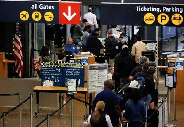 Du khách làm thủ tục tại Sân bay Quốc tế Seattle-Tacoma ở SeaTac, Washington, Mỹ ngày 12/4. (Nguồn: Reuters).
