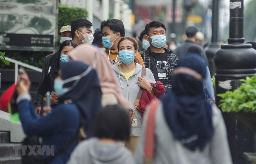 Người dân đeo khẩu trang phòng lây nhiễm COVID-19 tại Bandung, Indonesia. (Ảnh: THX/TTXVN).